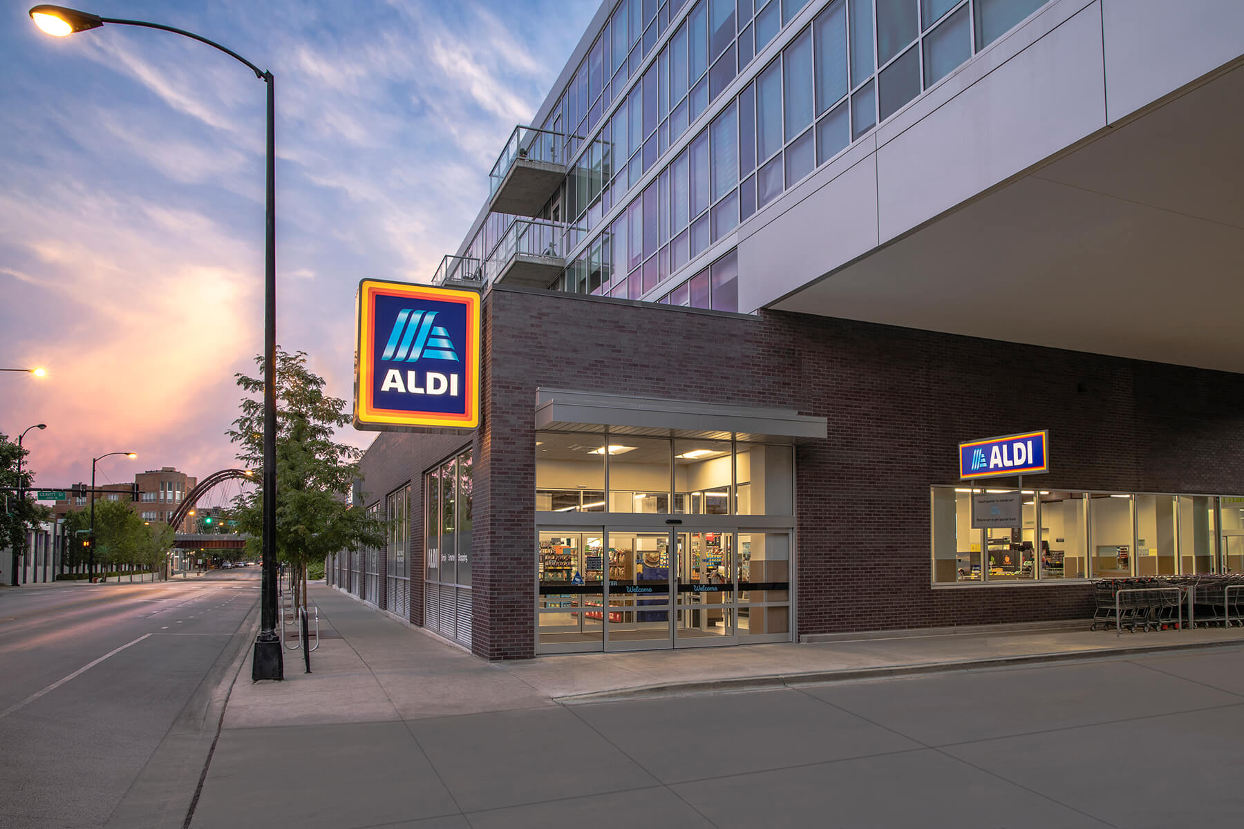 Front exterior entrance into ALDI's in Chicago, IL